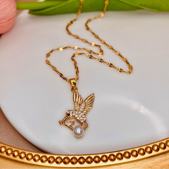 Cute Hummingbird🪽 CZ Pearl Pendant Design Lip Chain Dainty Necklace in Gold - Picture 2 of 5